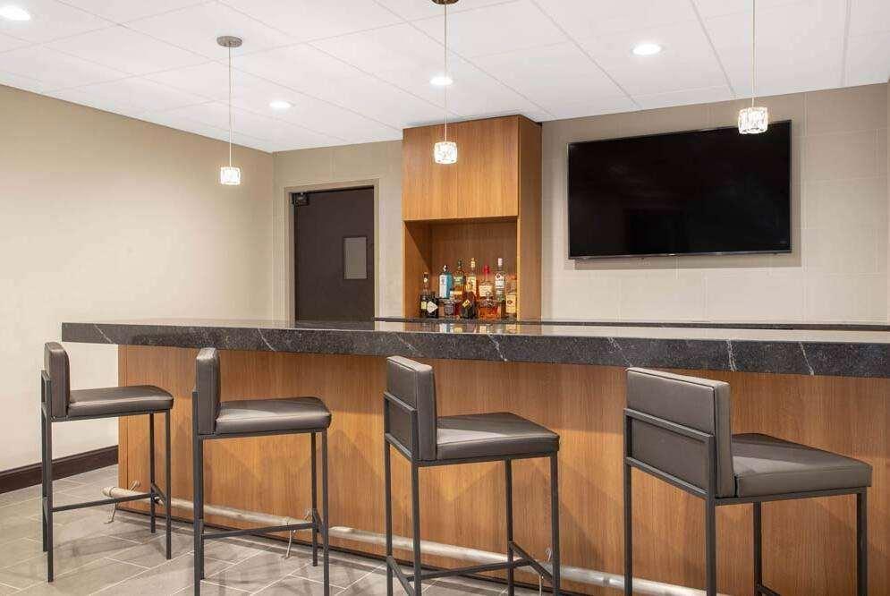 La Quinta Inn & Suites By Wyndham Mooresville Restaurant photo